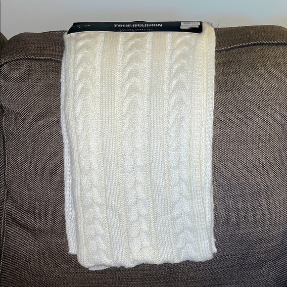 True Religion White Acrylic Knit scarf - Picture 1 of 7